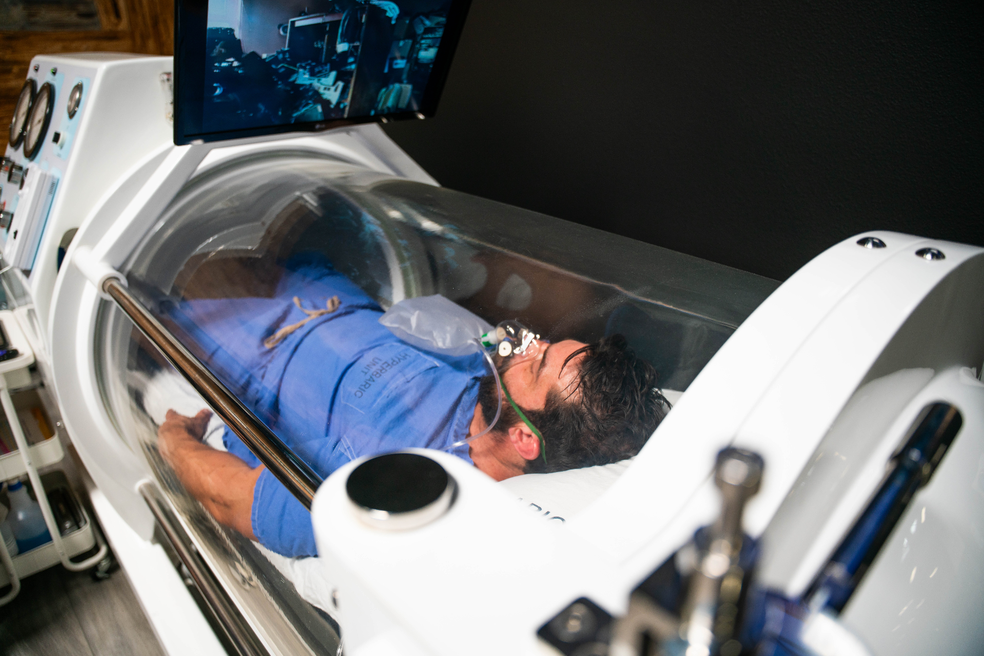 Medical hyperbaric oxygen therapy chamber for long COVID treatment in Las Vegas